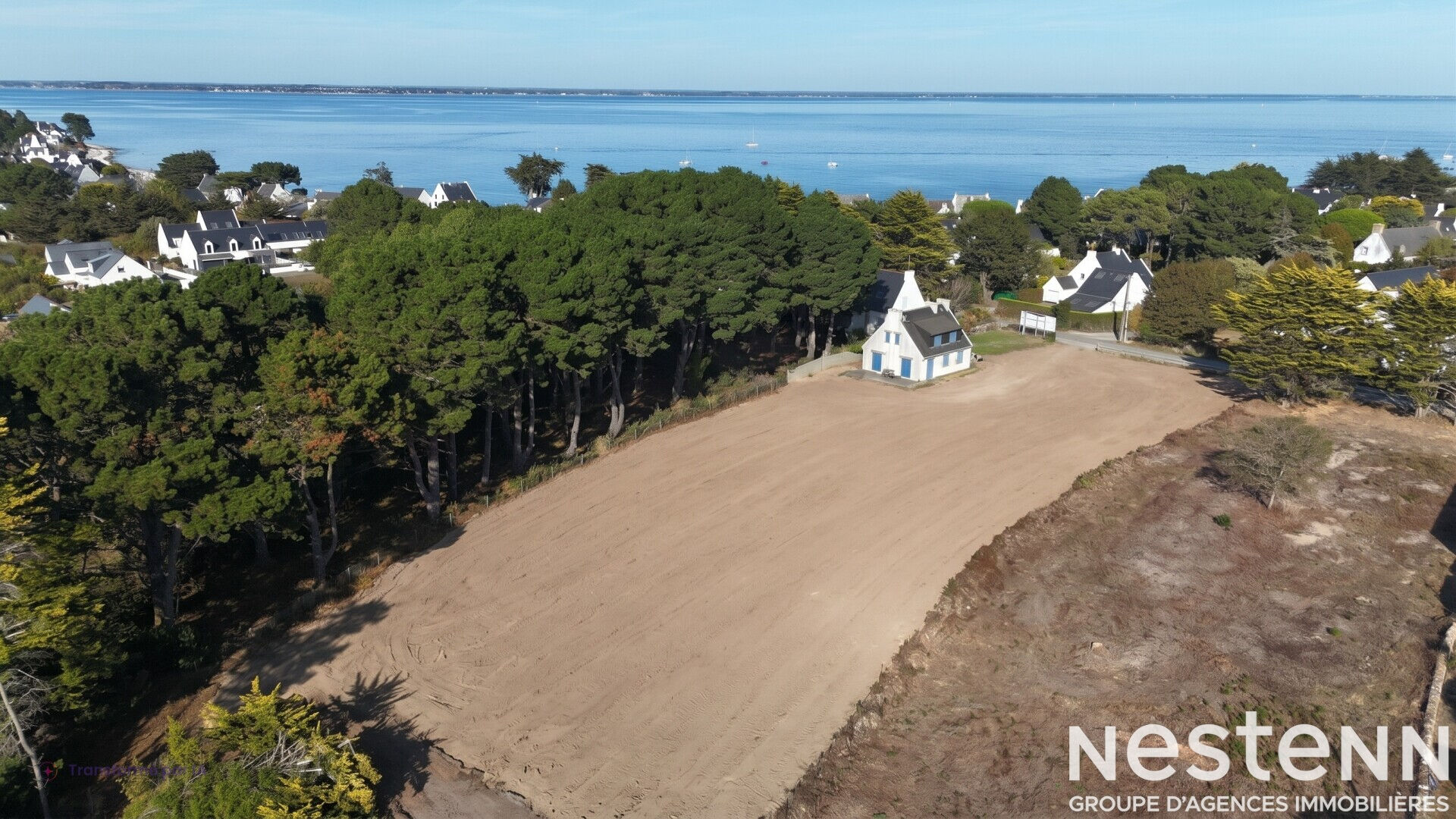 SAINT-PIERRE-QUIBERON - Terrain viabilisé côté baie de 408 m² à vendre à 300 mètres de la plage de Kerbourgnec ! · 305 000 €