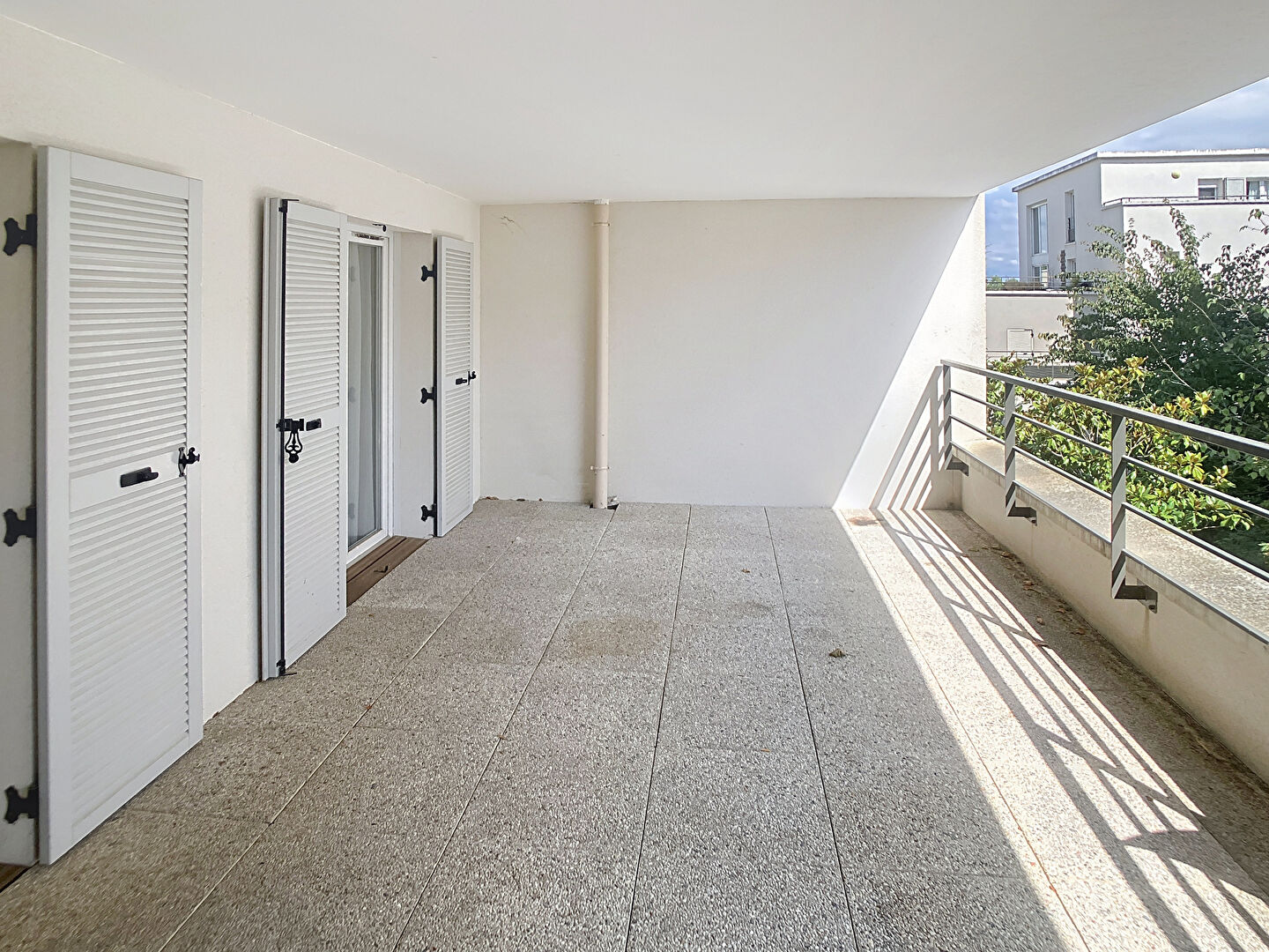 A vendre Angers les hauts de Saint Aubin, appartement type 3, 2 chambres, 1er étage, ascenseur, terrasse, place de parking privative en sous-sol, chauffage au gaz. Situé au calme avec proximité des commerces et des arrêts de bus.