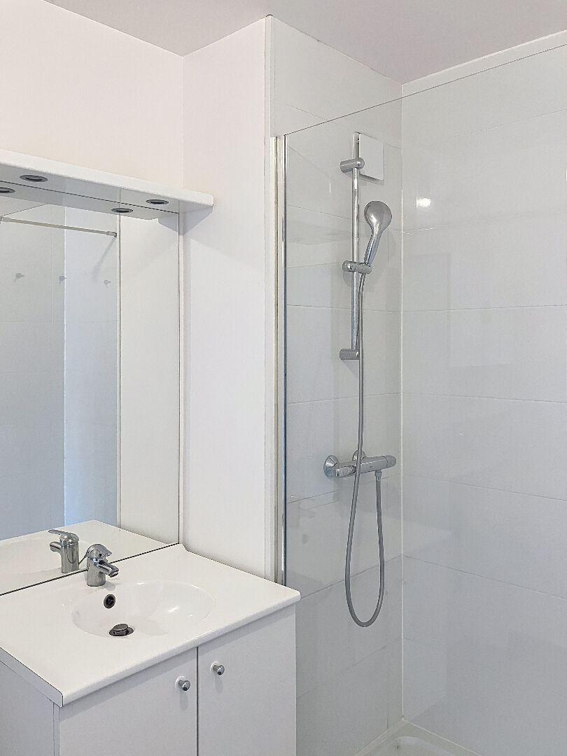 A vendre Angers les hauts de Saint Aubin, appartement type 3, 2 chambres, 1er étage, ascenseur, terrasse, place de parking privative en sous-sol, chauffage au gaz. Situé au calme avec proximité des commerces et des arrêts de bus.