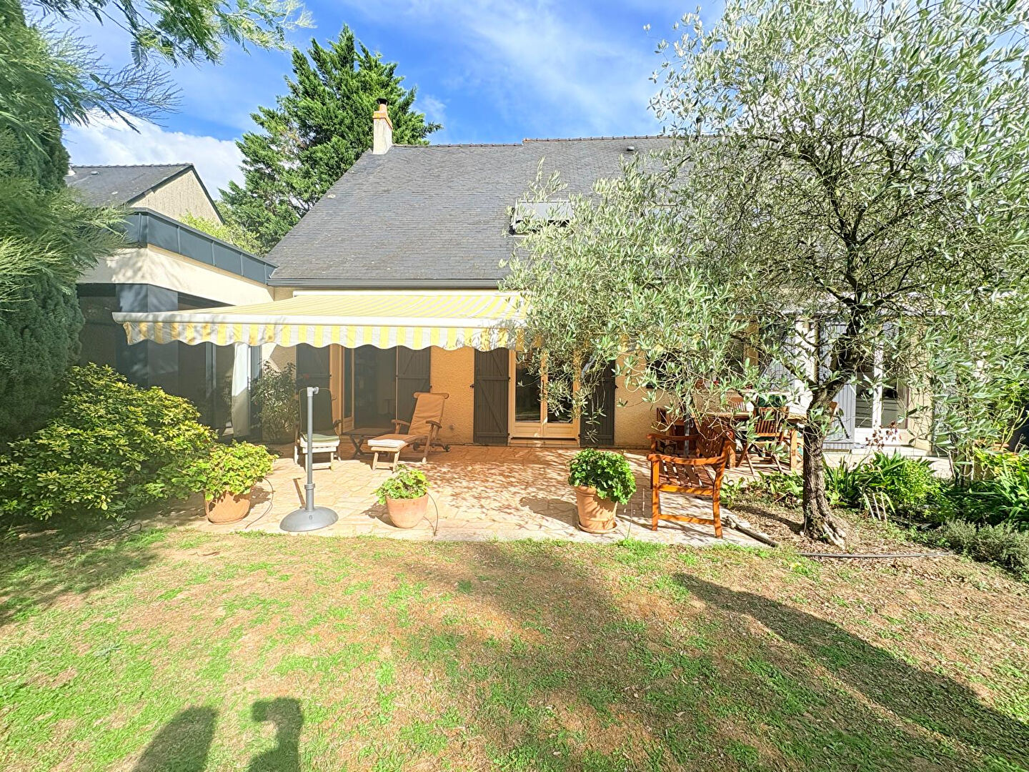 A vendre aux portes d'ANGERS sur la commune de Bouchemaine, maison lumineuse avec double orientation, vaste séjour de plus de 50m² donnant sur le jardin, 5 chambres dont une chambre de plain pied, 3 salles de bains, une grande cuisine, un garage plus deux