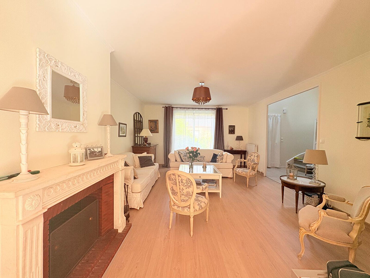 A vendre aux portes d'ANGERS sur la commune de Bouchemaine, maison lumineuse avec double orientation, vaste séjour de plus de 50m² donnant sur le jardin, 5 chambres dont une chambre de plain pied, 3 salles de bains, une grande cuisine, un garage plus deux