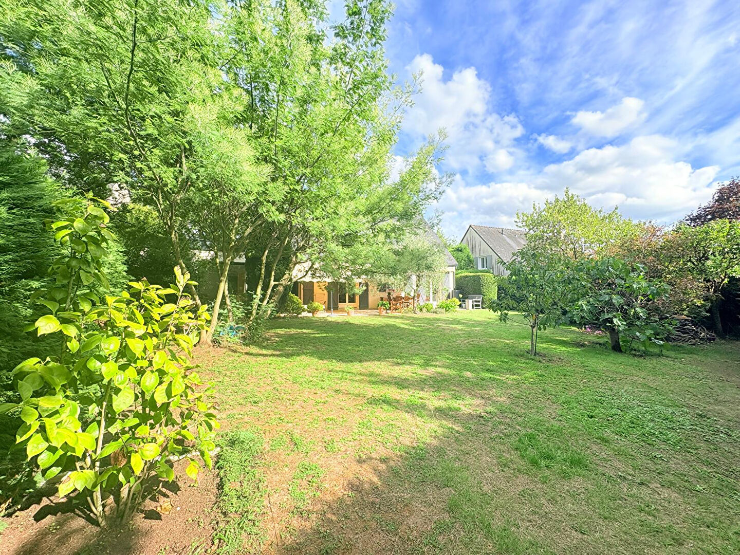 A vendre aux portes d'ANGERS sur la commune de Bouchemaine, maison lumineuse avec double orientation, vaste séjour de plus de 50m² donnant sur le jardin, 5 chambres dont une chambre de plain pied, 3 salles de bains, une grande cuisine, un garage plus deux