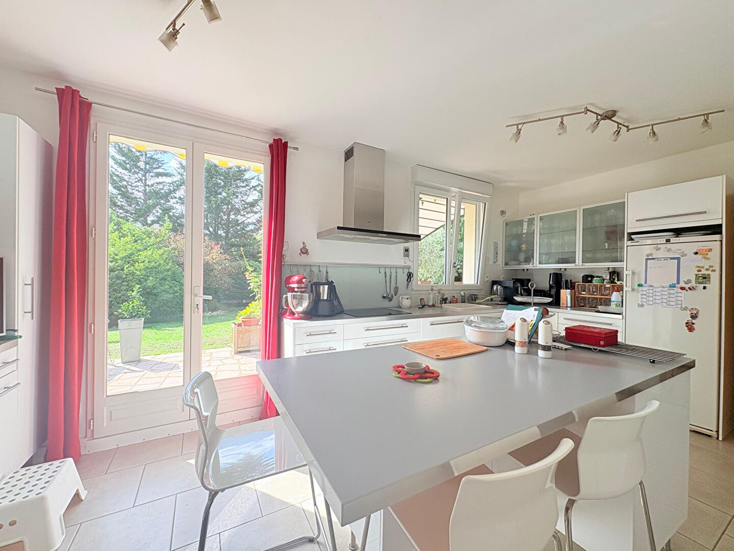 A vendre aux portes d'ANGERS sur la commune de Bouchemaine, maison lumineuse avec double orientation, vaste séjour de plus de 50m² donnant sur le jardin, 5 chambres dont une chambre de plain pied, 3 salles de bains, une grande cuisine, un garage plus deux