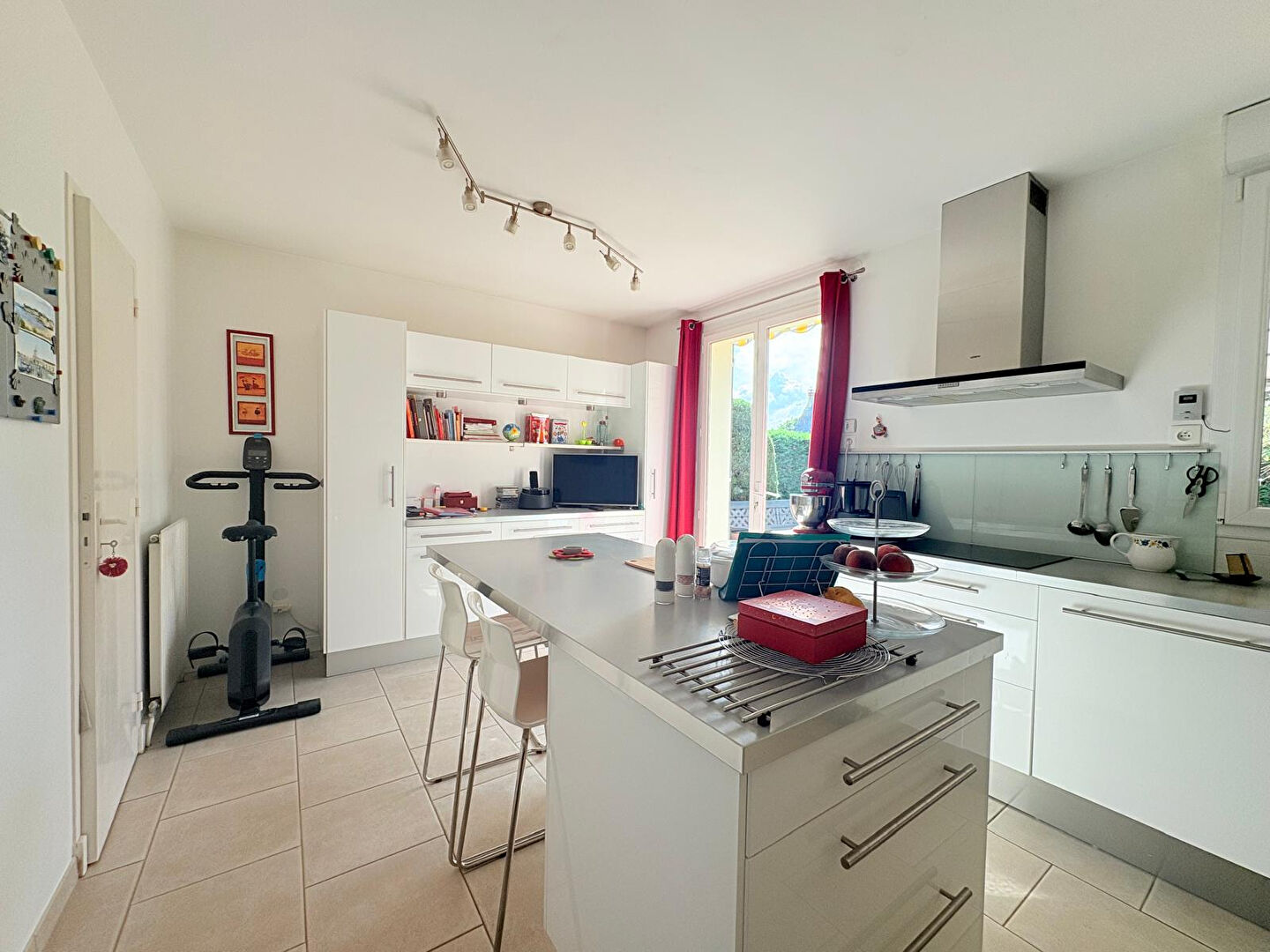 A vendre aux portes d'ANGERS sur la commune de Bouchemaine, maison lumineuse avec double orientation, vaste séjour de plus de 50m² donnant sur le jardin, 5 chambres dont une chambre de plain pied, 3 salles de bains, une grande cuisine, un garage plus deux