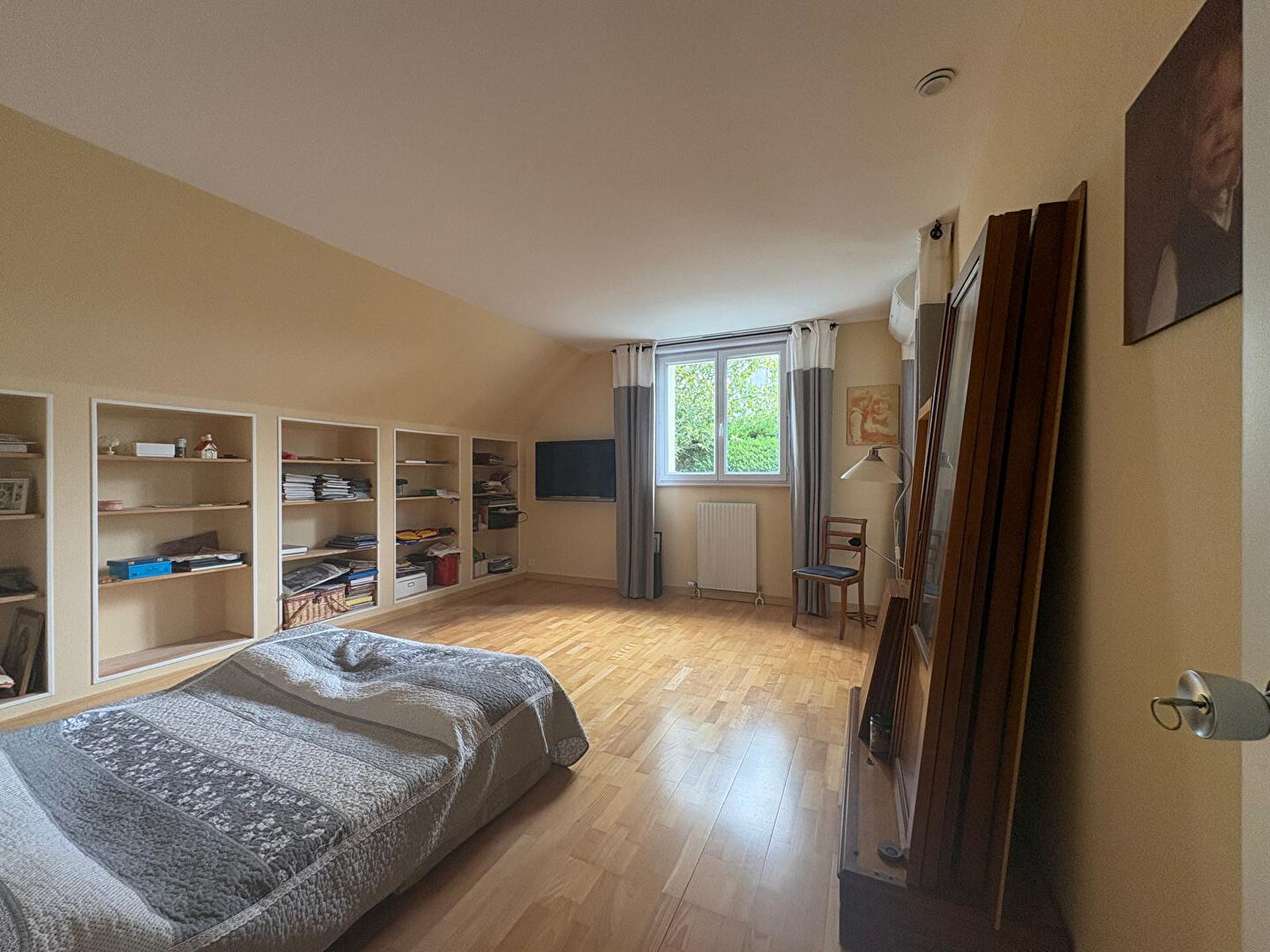 A vendre aux portes d'ANGERS sur la commune de Bouchemaine, maison lumineuse avec double orientation, vaste séjour de plus de 50m² donnant sur le jardin, 5 chambres dont une chambre de plain pied, 3 salles de bains, une grande cuisine, un garage plus deux