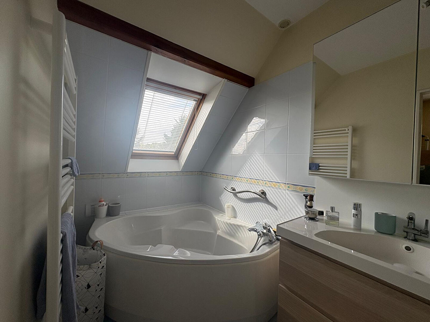 A vendre aux portes d'ANGERS sur la commune de Bouchemaine, maison lumineuse avec double orientation, vaste séjour de plus de 50m² donnant sur le jardin, 5 chambres dont une chambre de plain pied, 3 salles de bains, une grande cuisine, un garage plus deux