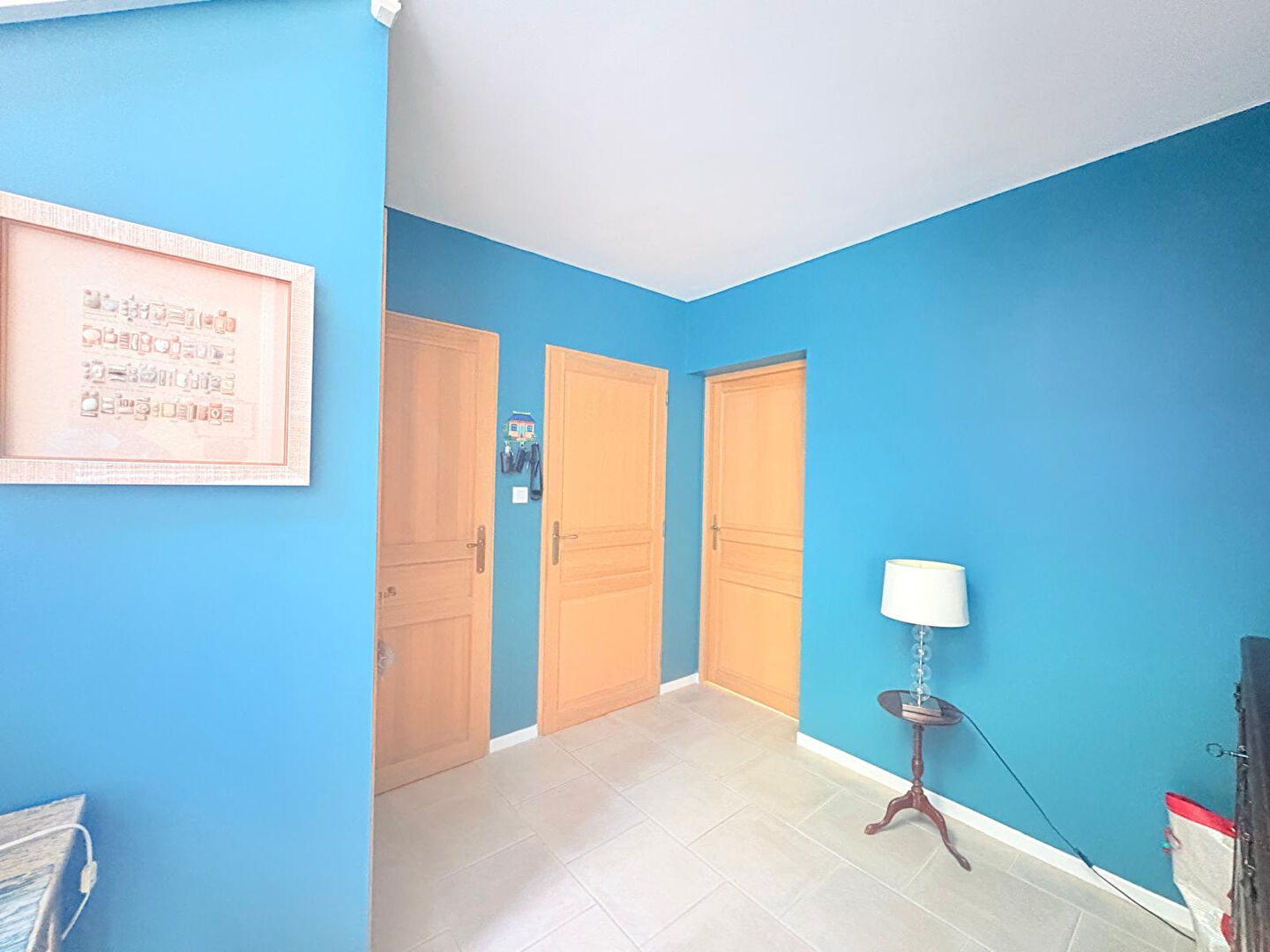 A vendre aux portes d'ANGERS sur la commune de Bouchemaine, maison lumineuse avec double orientation, vaste séjour de plus de 50m² donnant sur le jardin, 5 chambres dont une chambre de plain pied, 3 salles de bains, une grande cuisine, un garage plus deux