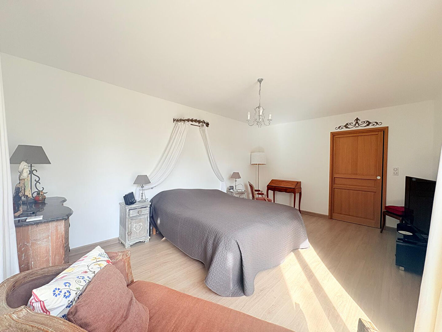 A vendre aux portes d'ANGERS sur la commune de Bouchemaine, maison lumineuse avec double orientation, vaste séjour de plus de 50m² donnant sur le jardin, 5 chambres dont une chambre de plain pied, 3 salles de bains, une grande cuisine, un garage plus deux