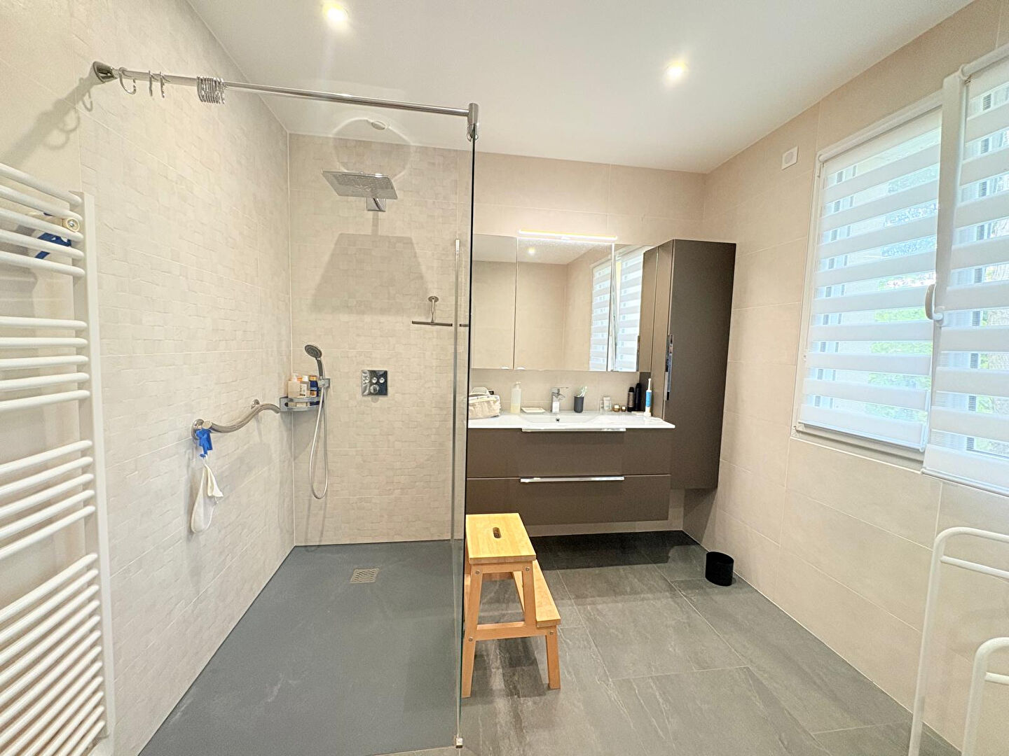 A vendre aux portes d'ANGERS sur la commune de Bouchemaine, maison lumineuse avec double orientation, vaste séjour de plus de 50m² donnant sur le jardin, 5 chambres dont une chambre de plain pied, 3 salles de bains, une grande cuisine, un garage plus deux