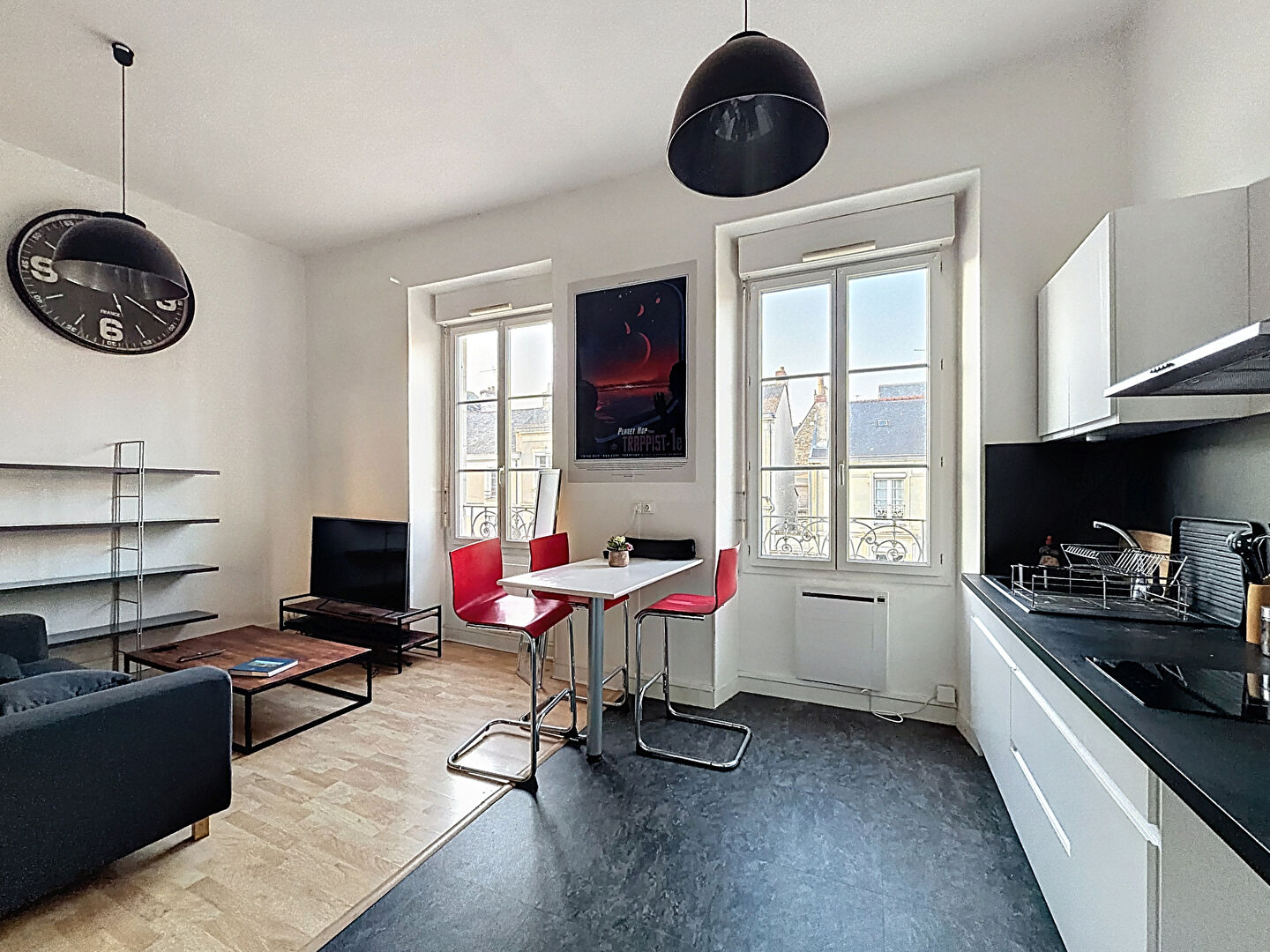 A vendre coeur de Doutre, appartement type 2 vendu meublé ,2ème étage, séjour avec cuisine aménagée, chambre séparée plus mezzanine, chauffage individuel, cave et grenier. Arrêt de tramway Doutre Maine aux pieds de l'immeuble.