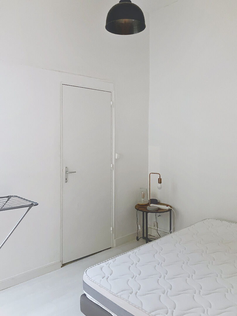 A vendre coeur de Doutre, appartement type 2 vendu meublé ,2ème étage, séjour avec cuisine aménagée, chambre séparée plus mezzanine, chauffage individuel, cave et grenier. Arrêt de tramway Doutre Maine aux pieds de l'immeuble.