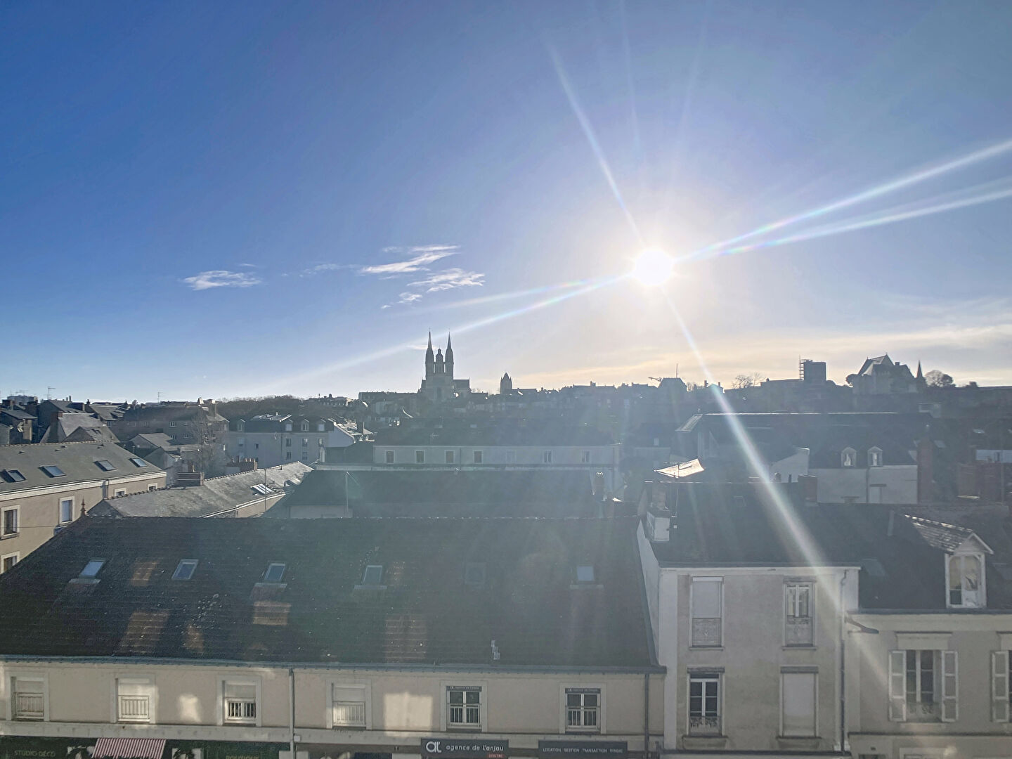 A vendre au coeur de la doutre,aux pieds du tramway,appartement type 3 dernier étage, ascenseur, 2 chambres, possibilité d'un garage fermé.Vue dégagée sur la cathédrale .