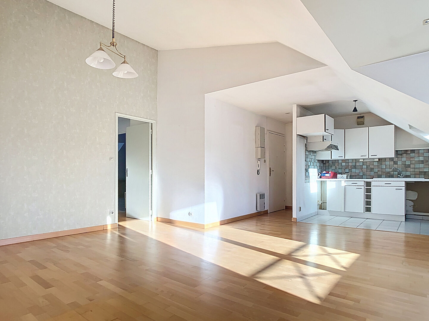 A vendre au coeur de la doutre,aux pieds du tramway,appartement type 3 dernier étage, ascenseur, 2 chambres, possibilité d'un garage fermé.Vue dégagée sur la cathédrale .