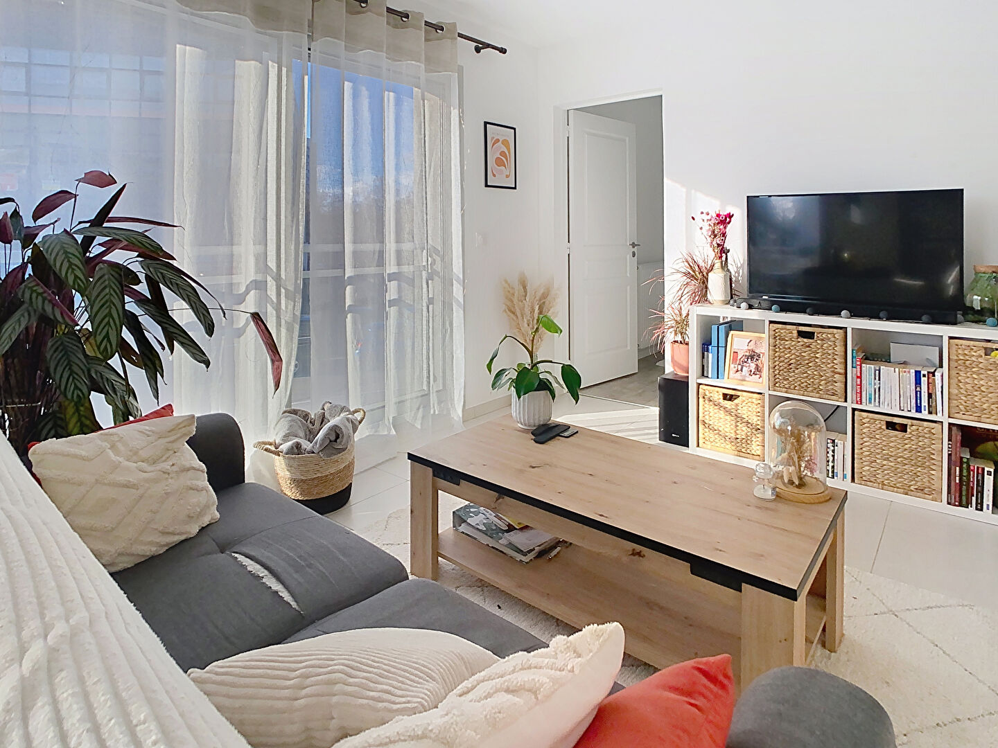 A vendre Angers Belle Beille Patton universités, appartement type 3, 2 chambres,1er étage, ascenseur,balcon, cuisine aménagée équipée, garage fermé, chauffage individuel, tramway en face de la résidence.