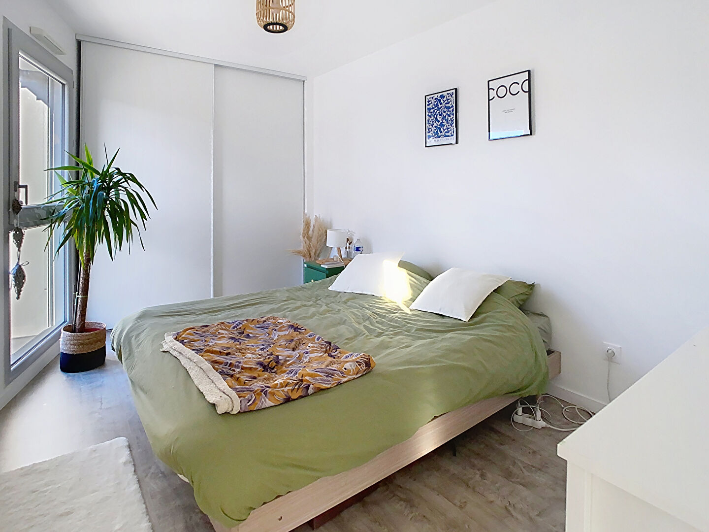 A vendre Angers Belle Beille Patton universités, appartement type 3, 2 chambres,1er étage, ascenseur,balcon, cuisine aménagée équipée, garage fermé, chauffage individuel, tramway en face de la résidence.