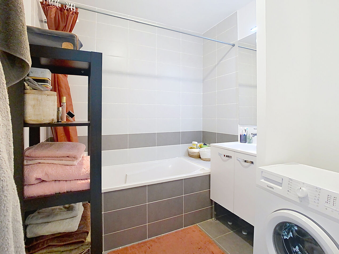 A vendre Angers Belle Beille Patton universités, appartement type 3, 2 chambres,1er étage, ascenseur,balcon, cuisine aménagée équipée, garage fermé, chauffage individuel, tramway en face de la résidence.