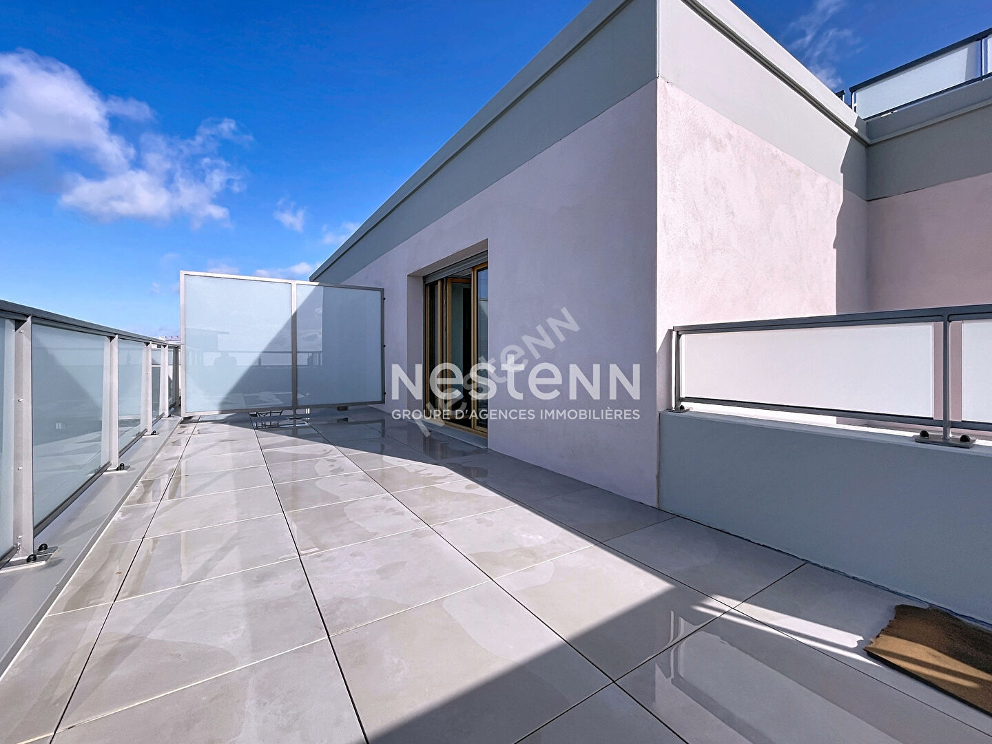 A vendre Agers les hauts de Saint Aubin à 2 minutes à pieds de l'arrêt de tramway Hauts de Saint Aubin, appartement type 2, avant dernier étage, une chambre, cuisine aménagée équipée ouverte sur le séjour donnant sur terrasse plus place de parking en sous