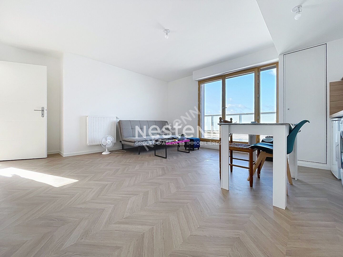 A vendre Agers les hauts de Saint Aubin à 2 minutes à pieds de l'arrêt de tramway Hauts de Saint Aubin, appartement type 2, avant dernier étage, une chambre, cuisine aménagée équipée ouverte sur le séjour donnant sur terrasse plus place de parking en sous