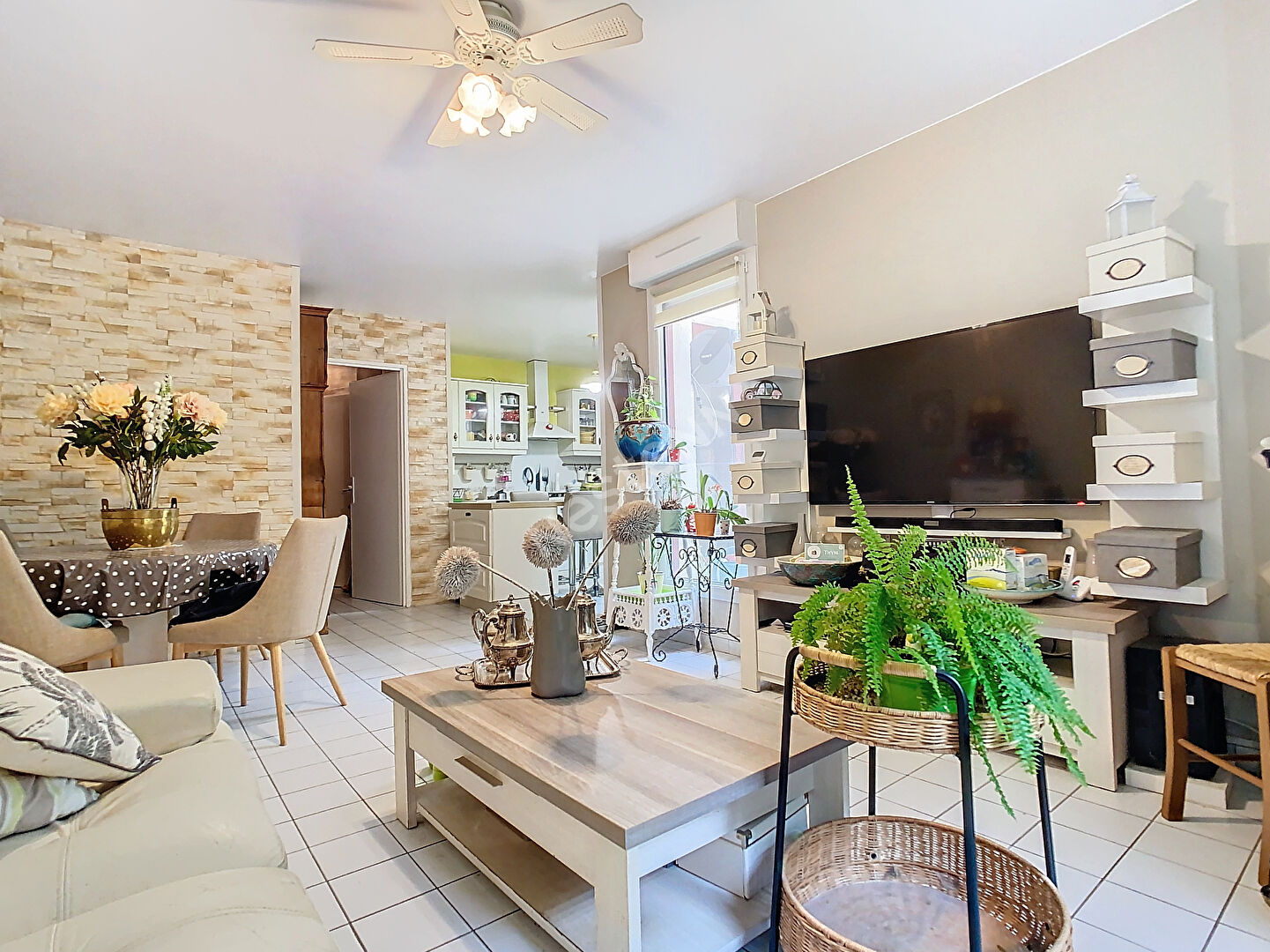 A vendre Angers Lac de Maine, appartement type 4 en souplex, environnement calme,3 chambres,dressing,cuisine aménagée équipée, balcon plus jardinet privatif, cave et garage fermé.