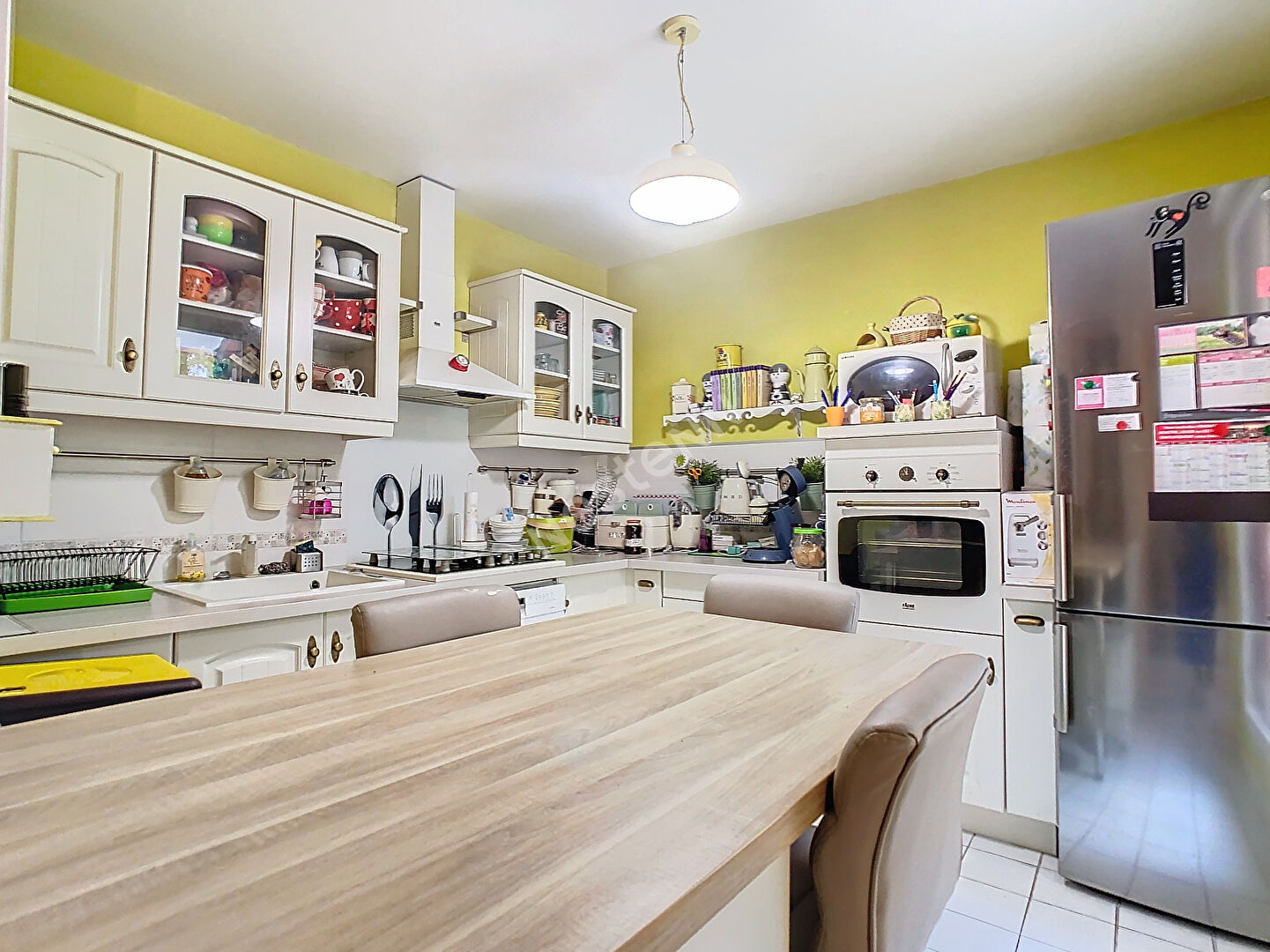 A vendre Angers Lac de Maine, appartement type 4 en souplex, environnement calme,3 chambres,dressing,cuisine aménagée équipée, balcon plus jardinet privatif, cave et garage fermé.