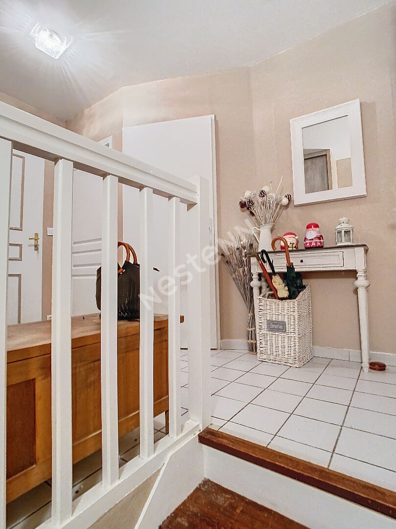 A vendre Angers Lac de Maine, appartement type 4 en souplex, environnement calme,3 chambres,dressing,cuisine aménagée équipée, balcon plus jardinet privatif, cave et garage fermé.