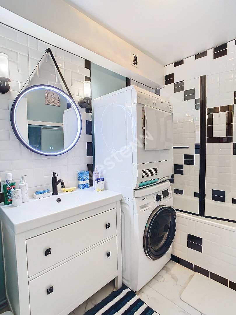 A vendre Angers Lac de Maine, appartement type 4 en souplex, environnement calme,3 chambres,dressing,cuisine aménagée équipée, balcon plus jardinet privatif, cave et garage fermé.