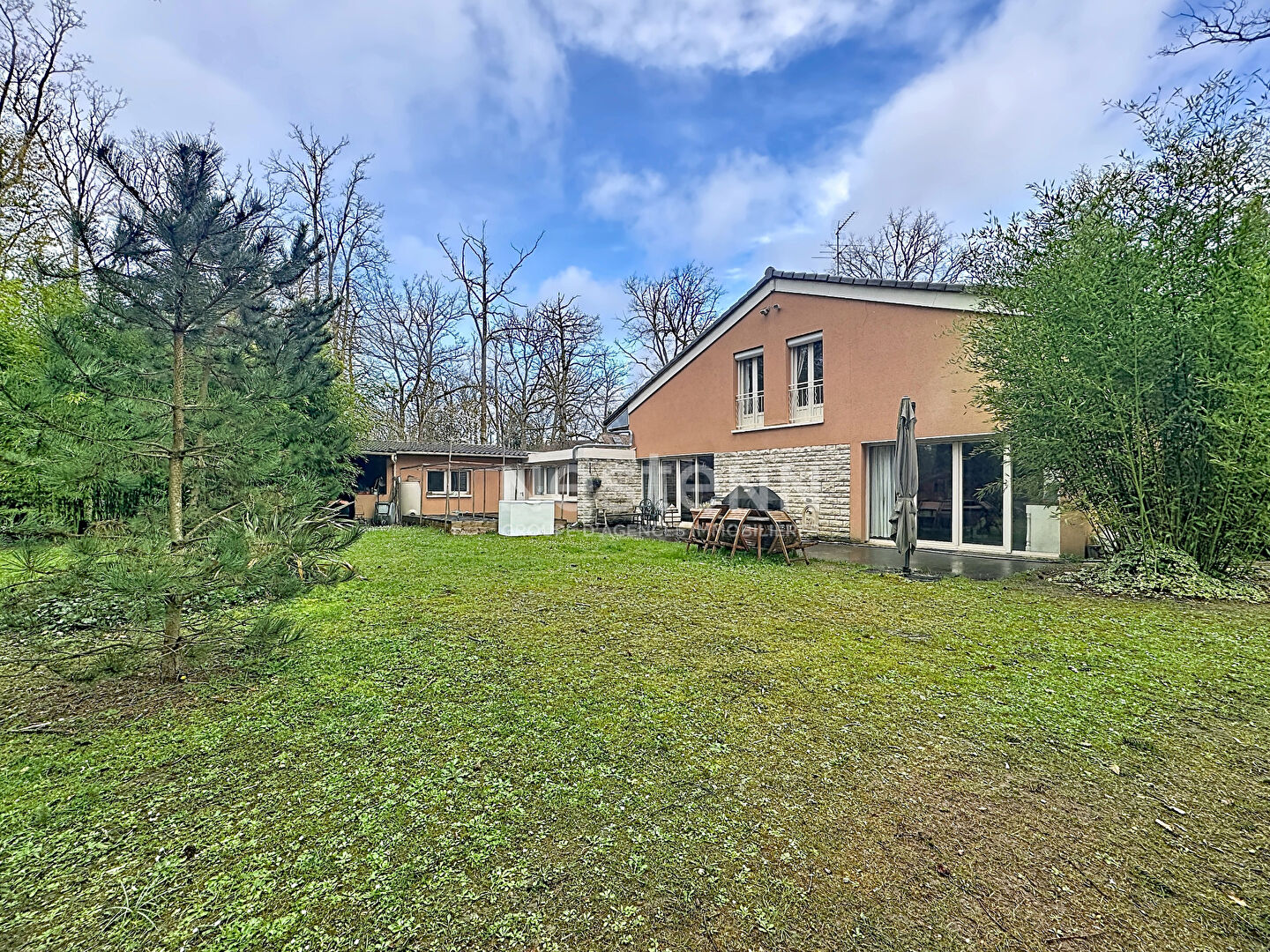 Maison  7 pièce(s),  263 m2 habitables terrain 3812m²