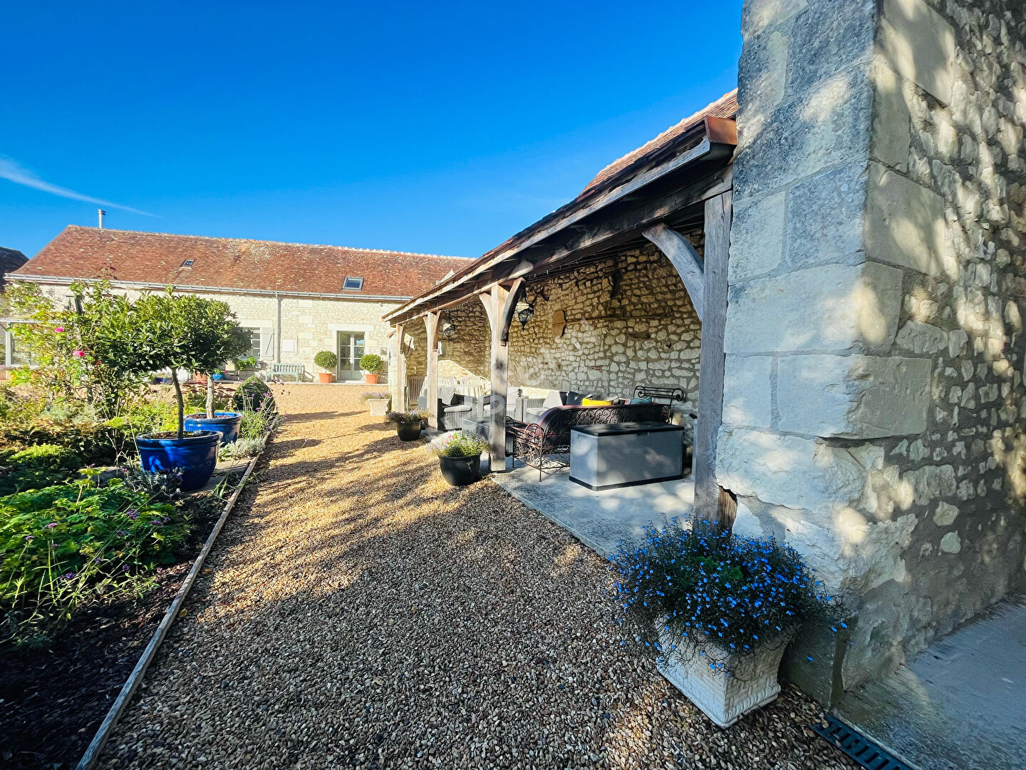 Corps de ferme rénové: gîte et piscine