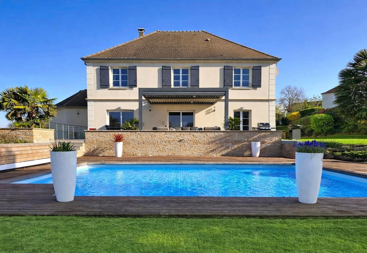 Maison récente 8 pièces avec piscine chauffée à vendre à Luzarches