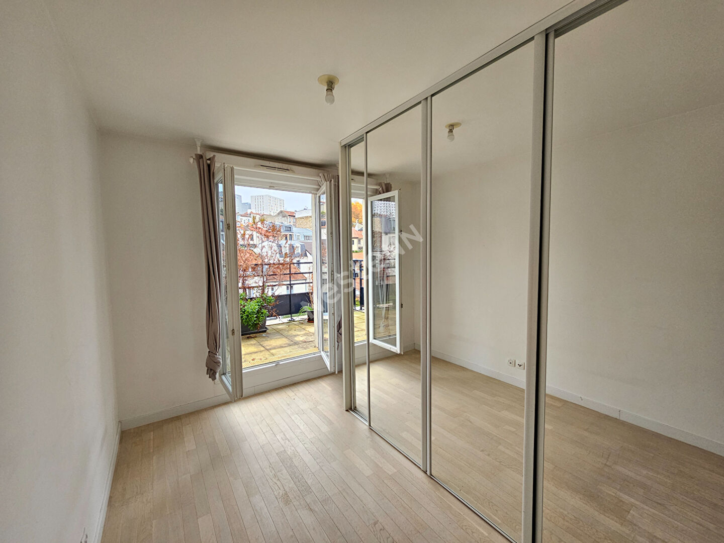 Puteaux Mairie : Appartement de Standing de 3 pièces avec 2 terrasses, cave et Parking