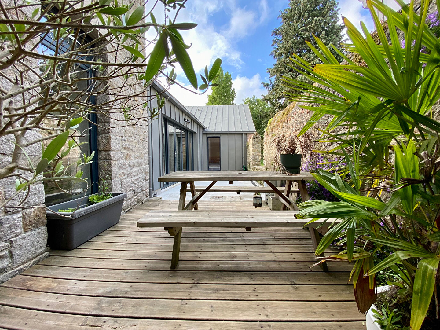 A VENDRE MAISON OFFRANT DE GENEREUX VOLUMES A DINAN CENTRE AVEC VIE DE