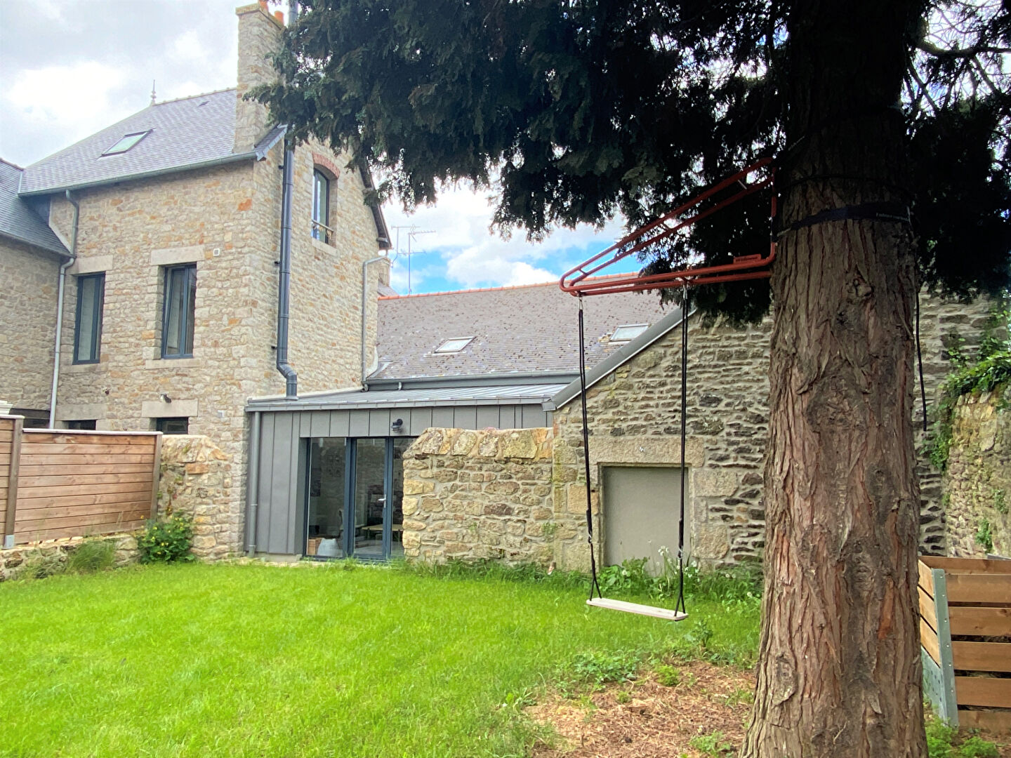 A VENDRE MAISON OFFRANT DE GENEREUX VOLUMES A DINAN CENTRE AVEC VIE DE