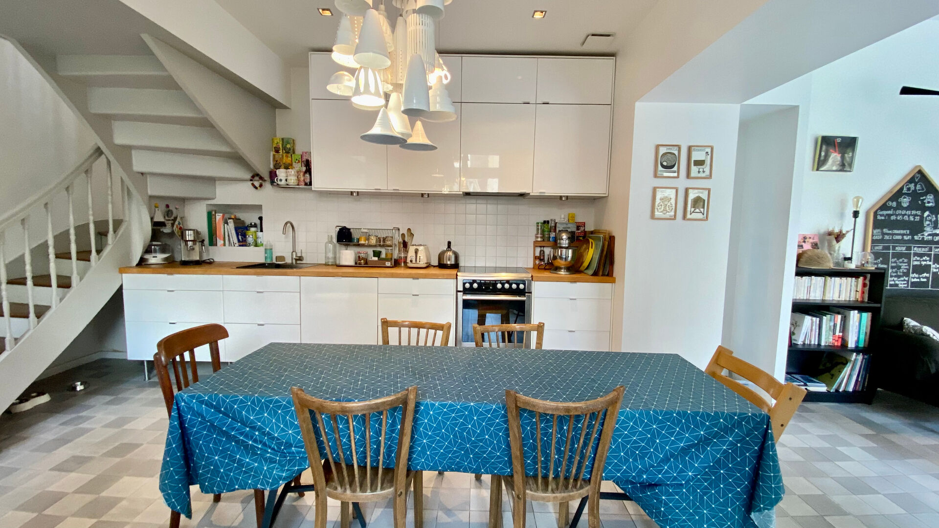 A VENDRE MAISON OFFRANT DE GENEREUX VOLUMES A DINAN CENTRE AVEC VIE DE