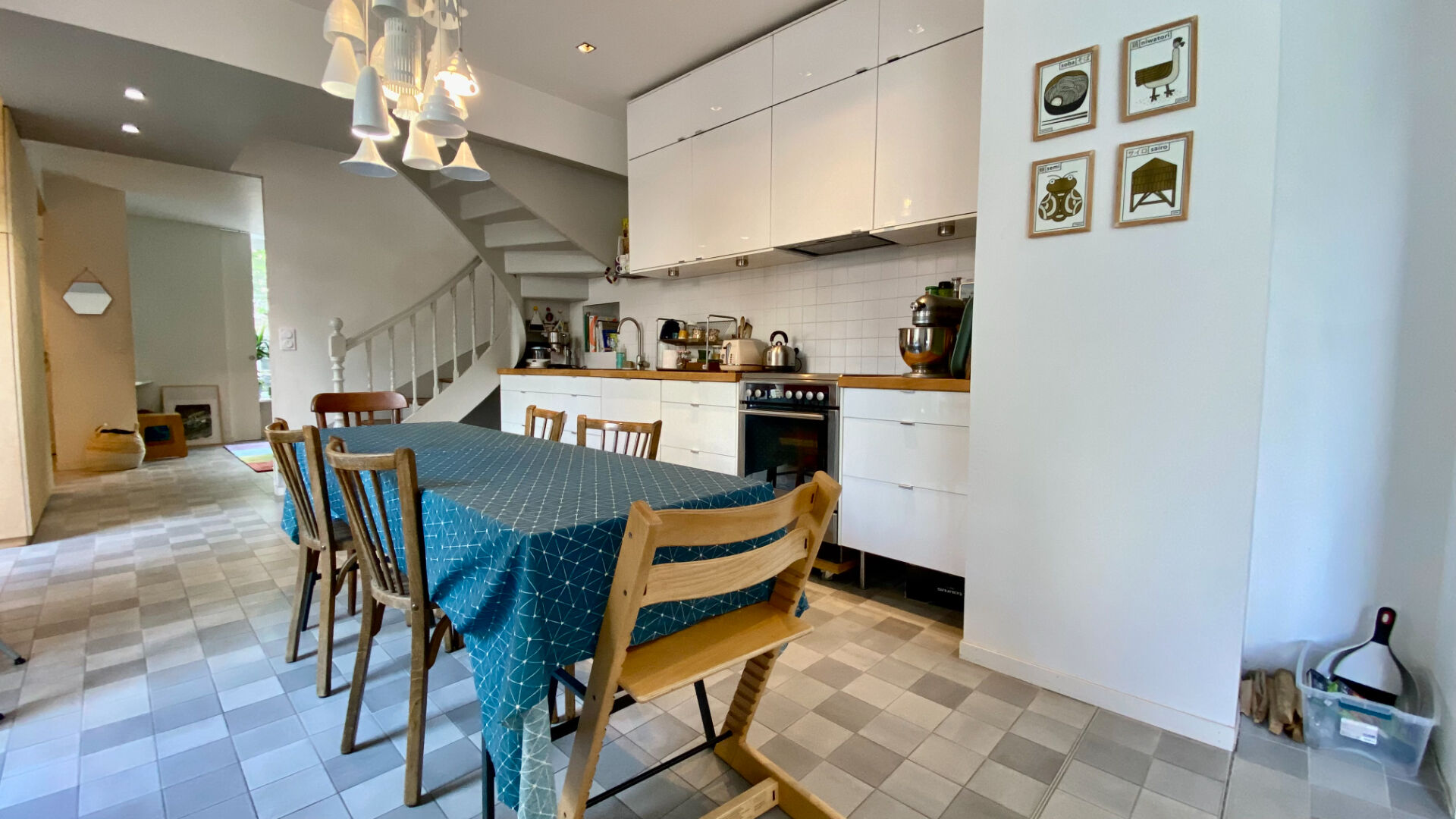 A VENDRE MAISON OFFRANT DE GENEREUX VOLUMES A DINAN CENTRE AVEC VIE DE