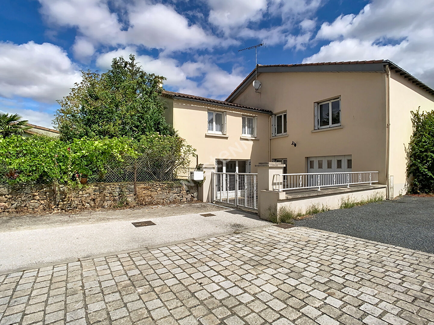 Maison 5 pièces 123 m² · à Montfaucon Montigne · 123 m² · 212 000 €