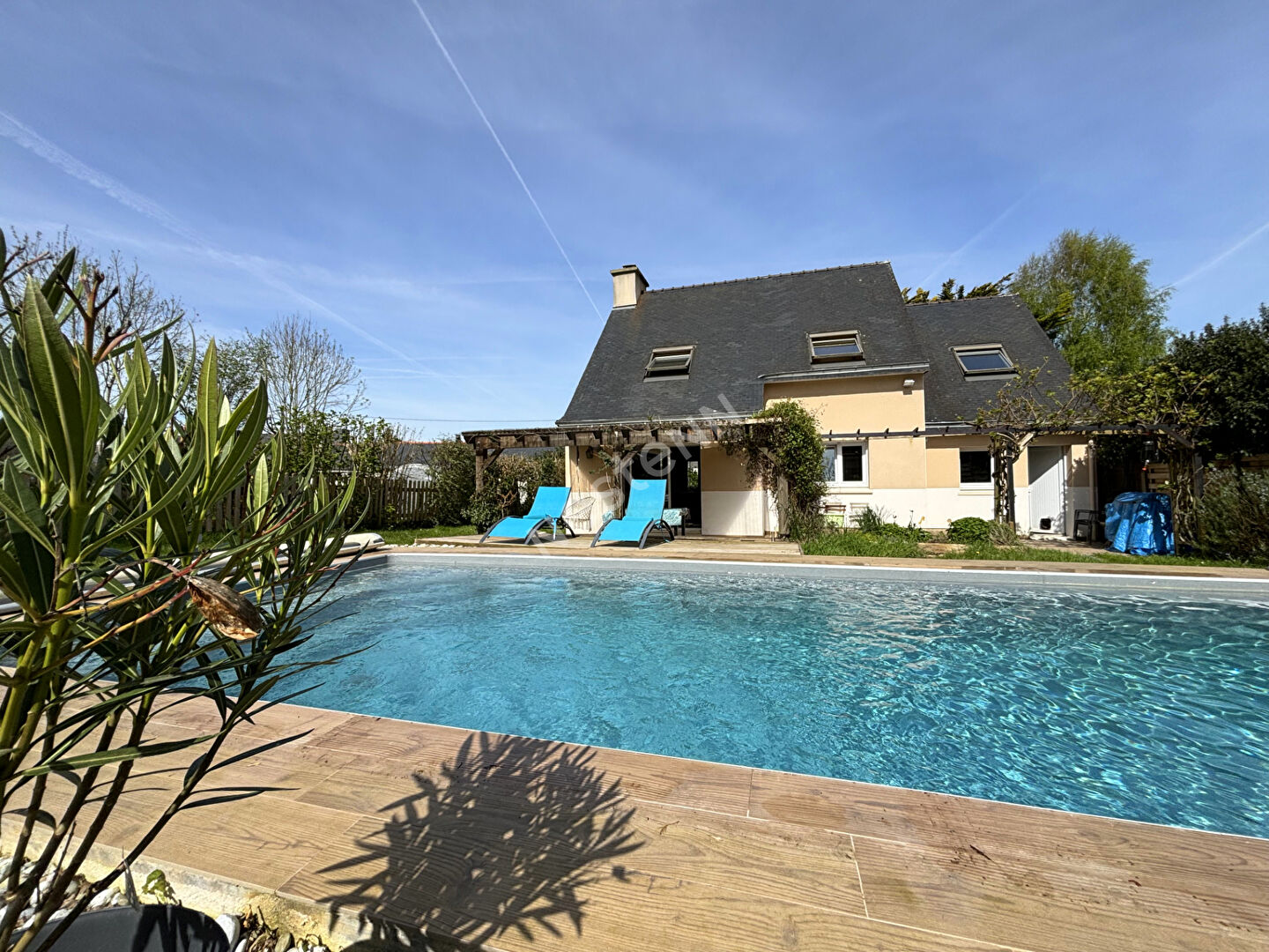 Maison a vendre a LOCMINE CENTRE VILLE 3 chambres et un jardin avec piscine