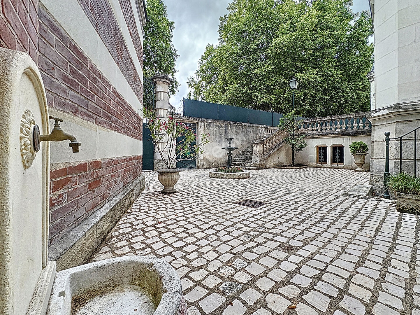 Hôtel particulier historique de Tours - Les Halles à pied