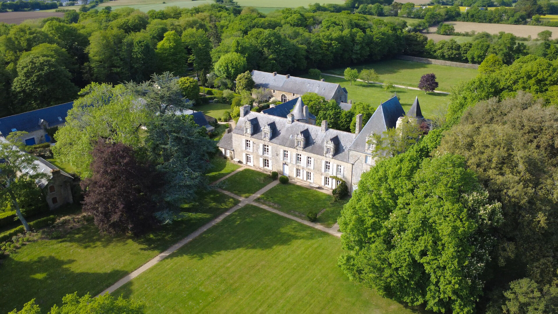A VENDRE A ARRADON Château 12 pièces 350 m² 10 hectares de parc