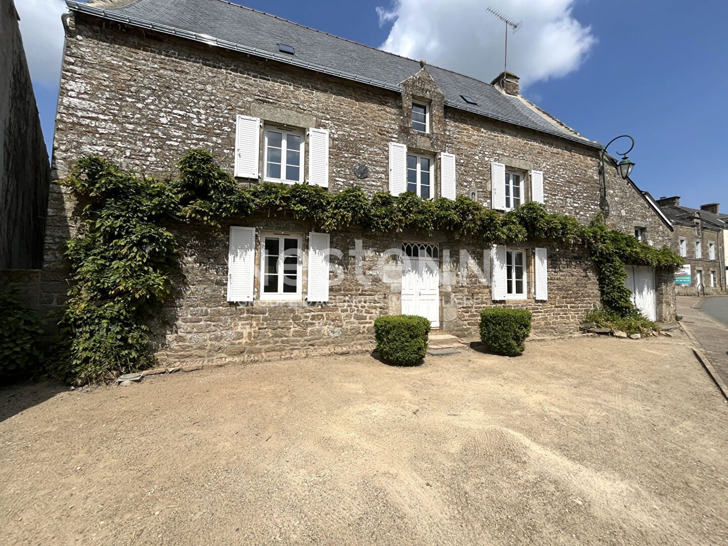 Maison de caractère à vendre, bourg de Trédion, 172 m² avec dépendances sur environ 2500 m² de terrain.