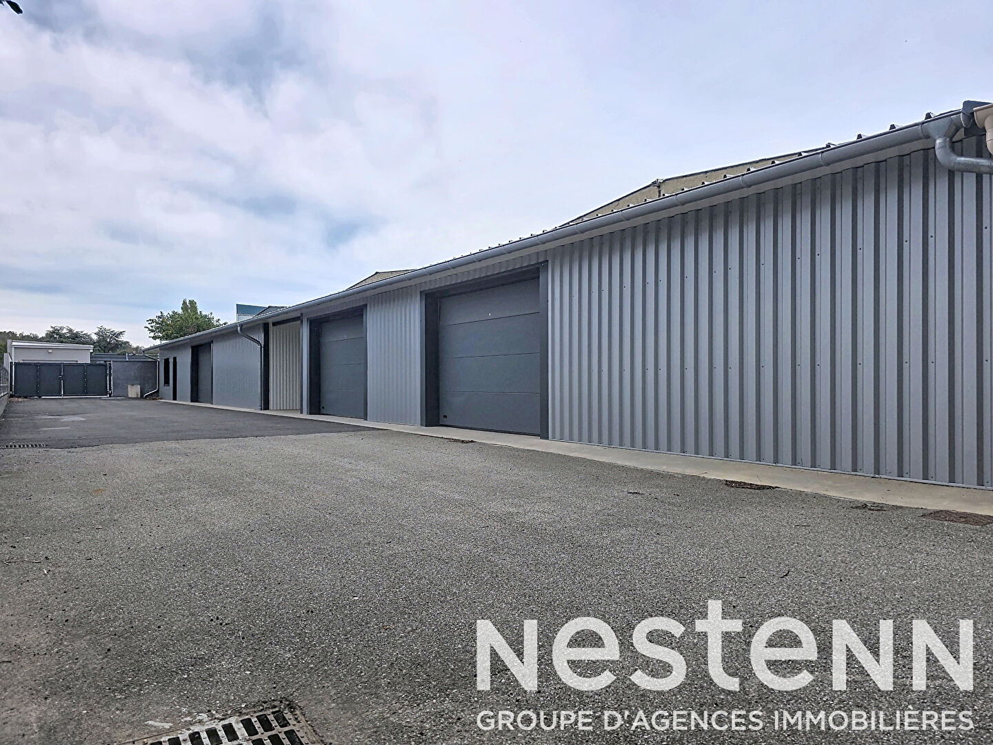 Local commercial 220 m² · à Saint-Bonnet-de-Mure · 220 m² · 438 000 €