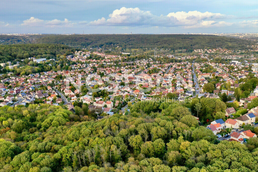 Terrain à bâtir proche des axes routiers des commerces de place de la Ferme de l 'école Jules Ferry, collège Emile Zola, Lycée internationale, Plateau de Saclay et Vélizy
