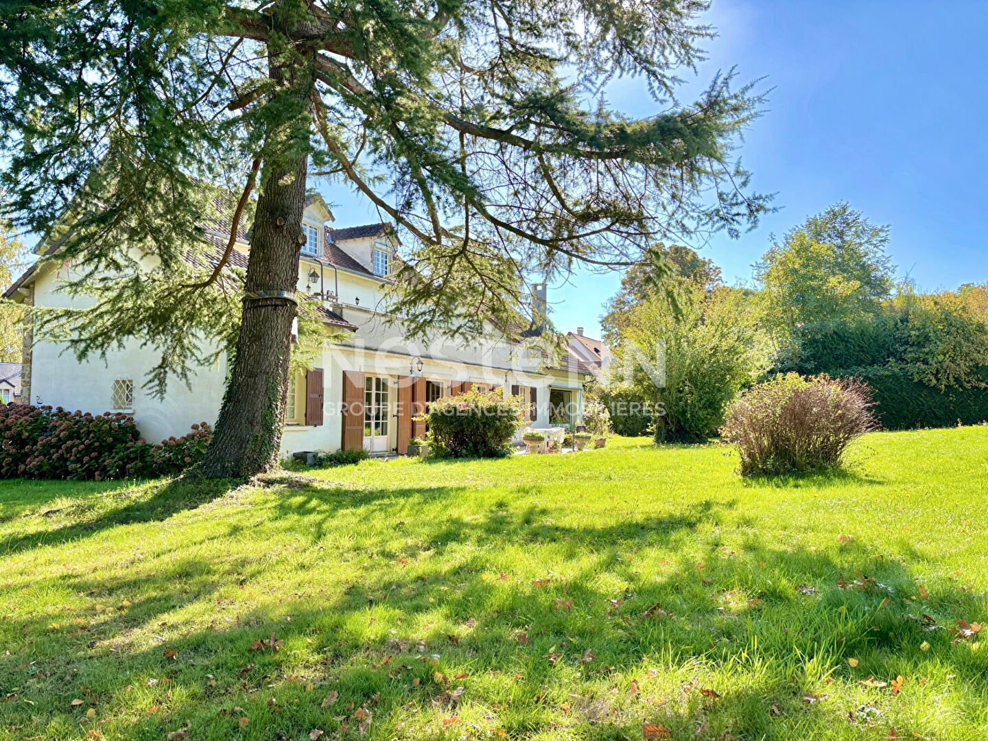 Vauhallan - Maison Bourgeoise en Meulière Fin XIXème - 9 Pièces - 320 m² - Terrain Paysager 2 016 m² - Vue Dégagée - Piscinable - Calme - Centre Village - Potentiel rénovation - Plateau de Saclay