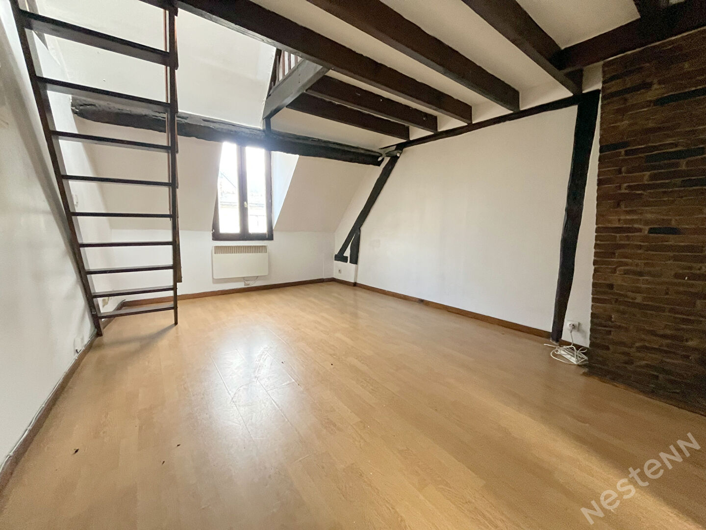 MERU - Studio avec mezzanine à fort portentiel