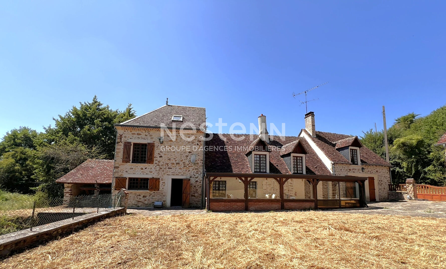 Maison 9 pièces 254 m² · à Anjouin · 254 m² · 215 000 €