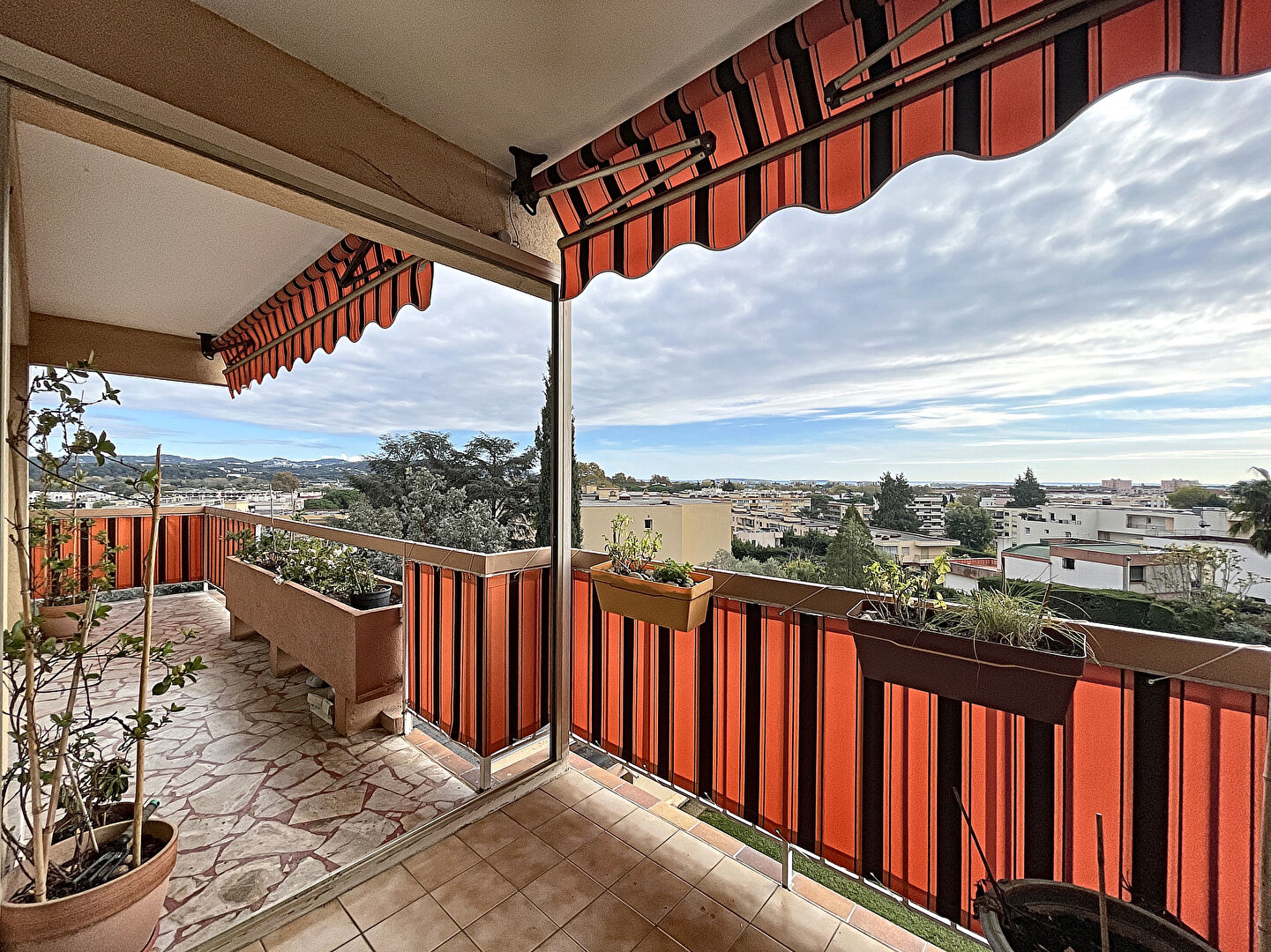 Mandelieu la Napoule jolie T3 de 78.21m2 avec vue mer et grand garage