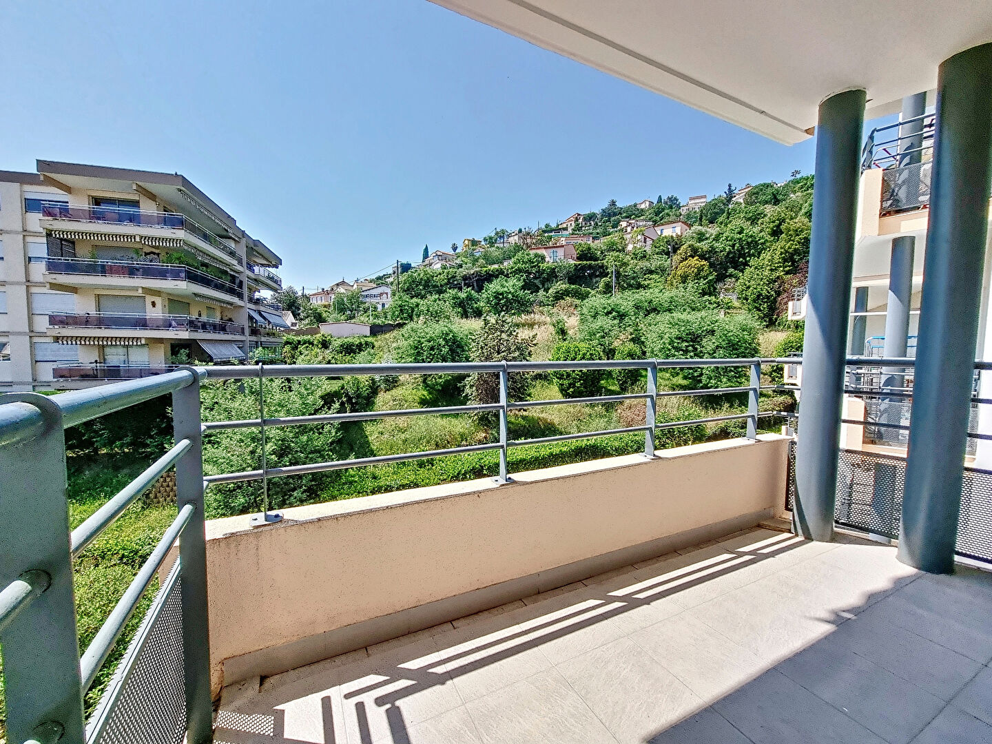 MANDELIEU 2p au calme avec garage