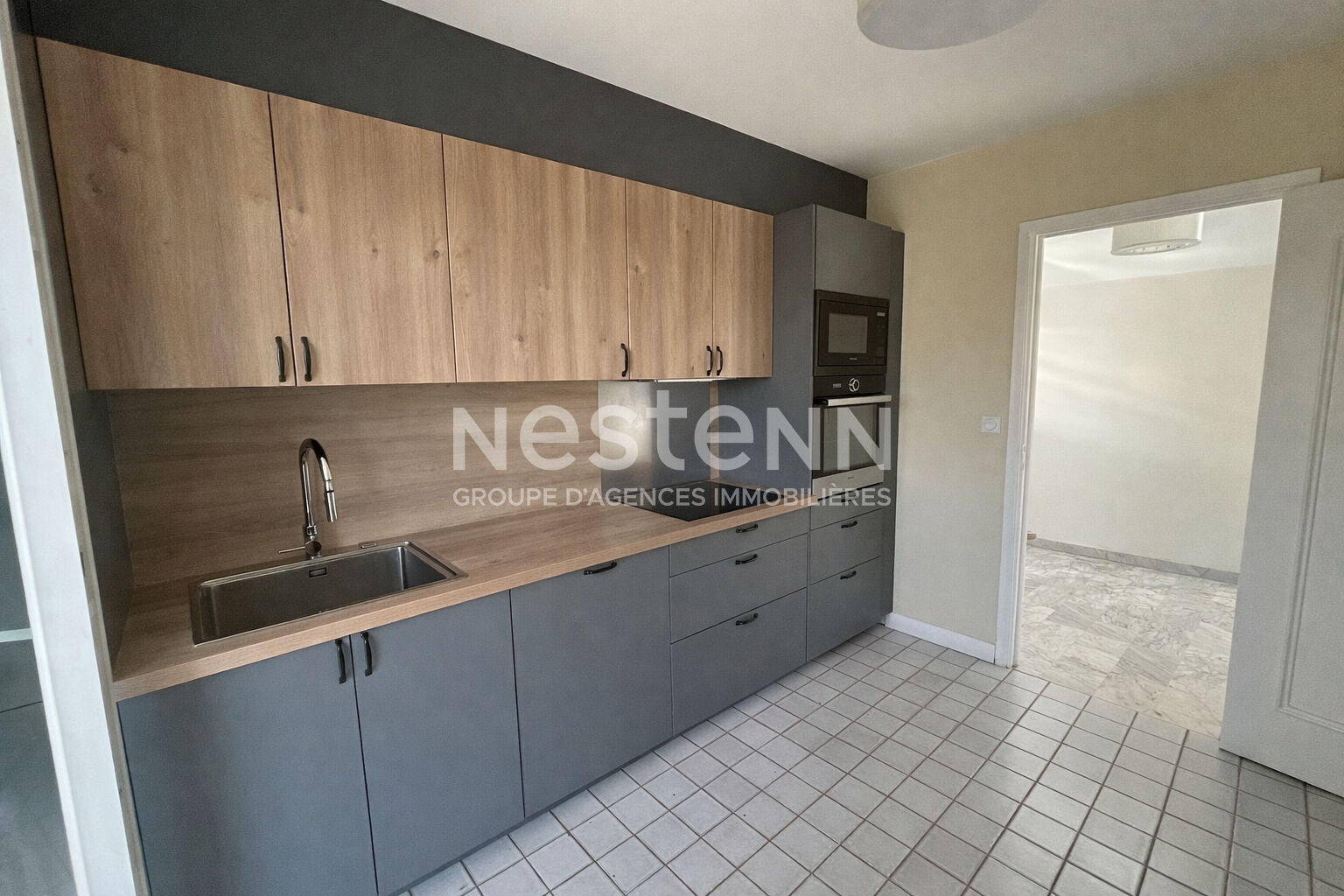 À vendre : Appartement spacieux de 4 pièces à NICE + cave + 2 places de parking dernier étage vue mer