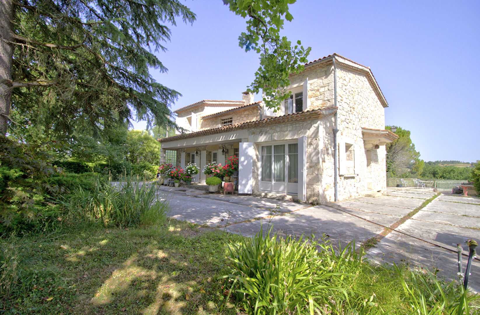 FOULAYRONNES - Maison en pierre de caractère avec dépendance, garages et vue dans un environnement calme