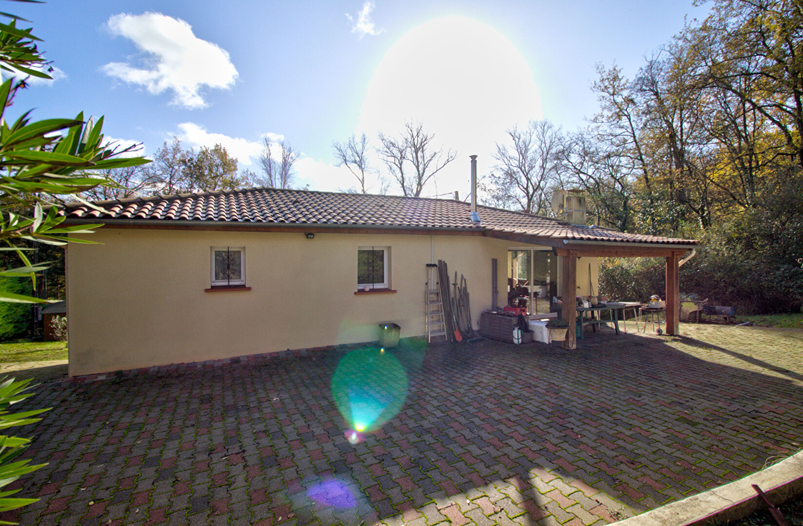 LE PASSAGE - Maison lumineuse 100 m² sur sous-sol semi enterrée avec garage indépendant et jardin autour