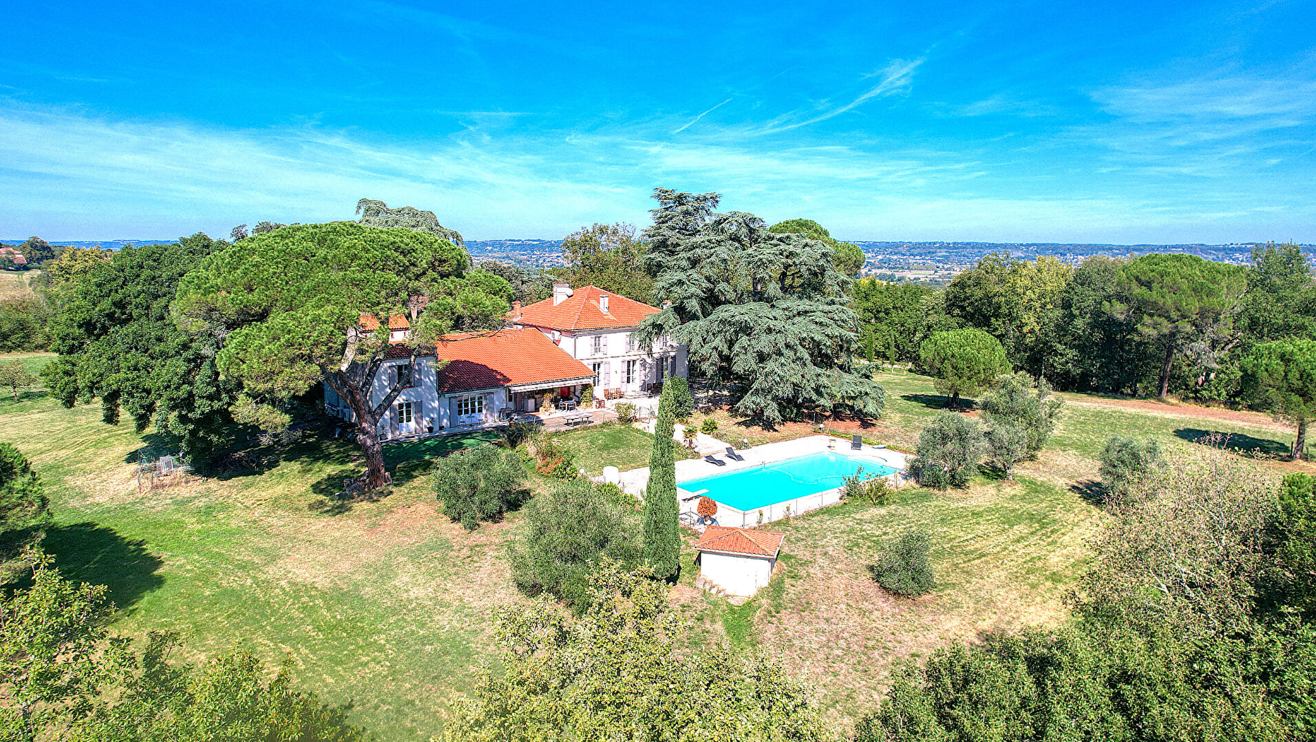Propriété de caractère en pierres avec 7 chambres, piscine, dépendance situé sur les côteaux aux portes d'AGEN.